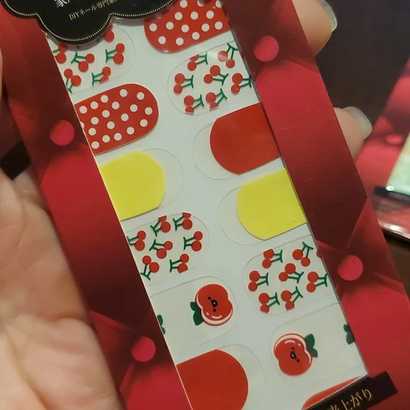 Lot of 4, nail strips - Picture 4 of 6